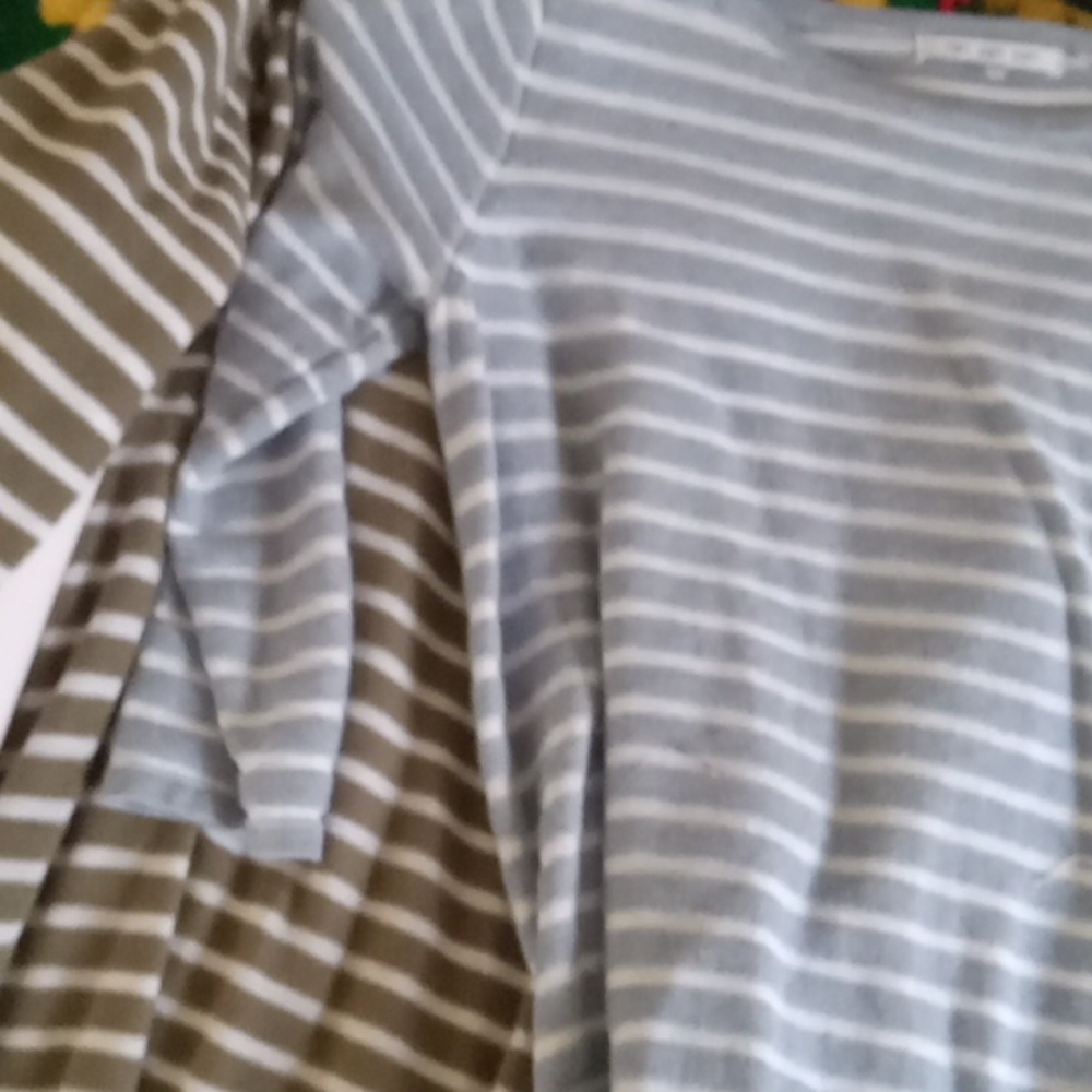 2 light sweaters - Picture 2 of 3
